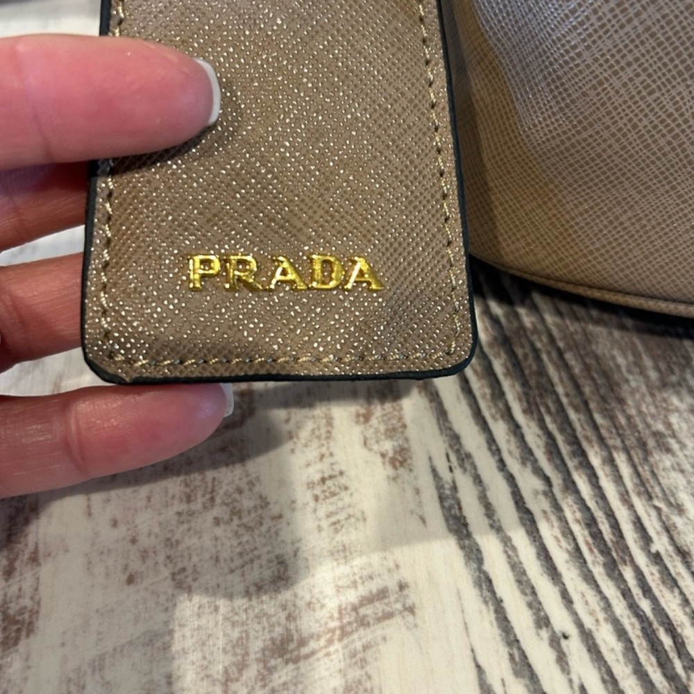 Prada - Picture 3 of 8